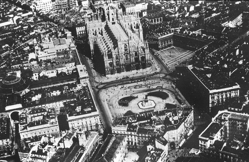 MILANO veduta fotografica aerea della Piazza del Duomo circa 1910