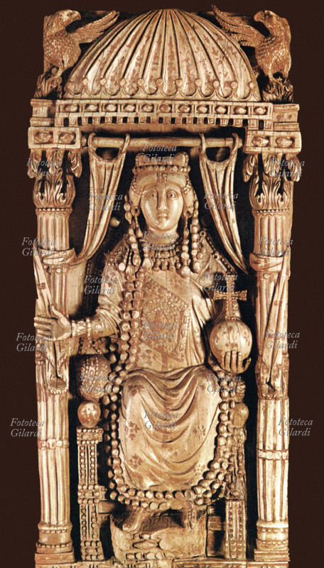 BIZANTINI Figura di Imperatrice bizantina non identificata; avorio intagliato, Grecia 800 circa