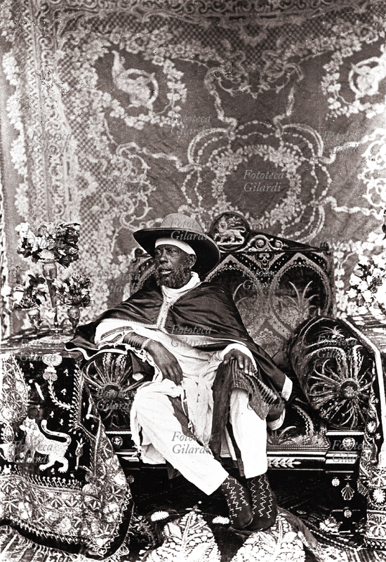 ETIOPIA Menelik II (al secolo Sahle Mariàm 1844 -1913) Ritratto fotografico a figura intera (seduto) dell\