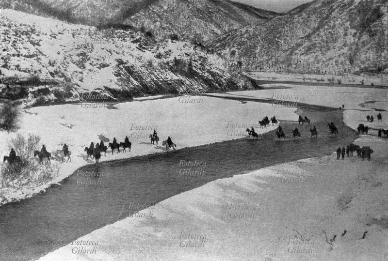 PRIMA GUERRA MONDIALE Serbia: passaggio di truppe serbe attraverso il fiume Drin, verso Scutari. Iugoslavia gennaio 1916