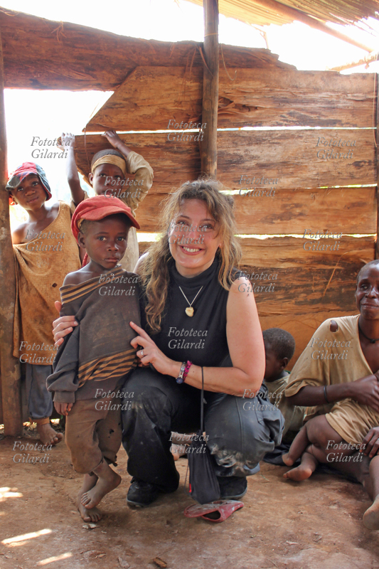 AFRICA autoritratto con i bambini. Il villaggio appartiene a un gruppo etnico chiamato genericamente \