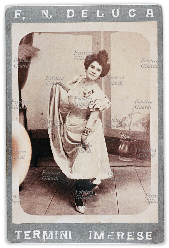 BALLERINA Belle époque. Fotografia virata seppia, F. N. Deluca, Termini Imerese, Italia 1885 circa