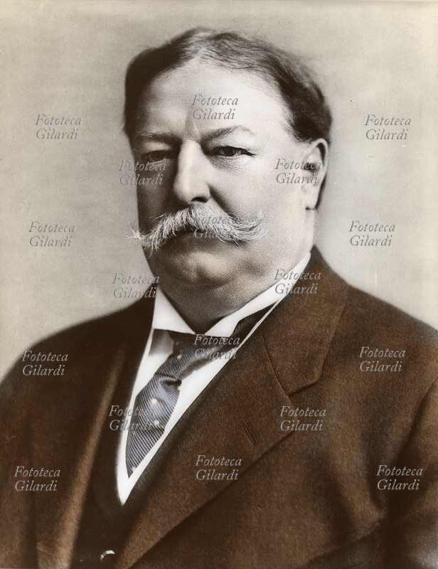 William Howard TAFT (15 settembre 1857 – 8 marzo 1930), politico e magistrato statunitense, 27° presidente degli Stati Uniti dal 1909 al 1913 e 10° Presidente della Corte Suprema degli Stati Uniti dal 30 giugno 1921 al 3 febbraio 1930, primo e sinora unico ad aver ricoperto entrambe le cariche. Ritratto fotografico leggermente colorato. U.S.A. XX secolo.