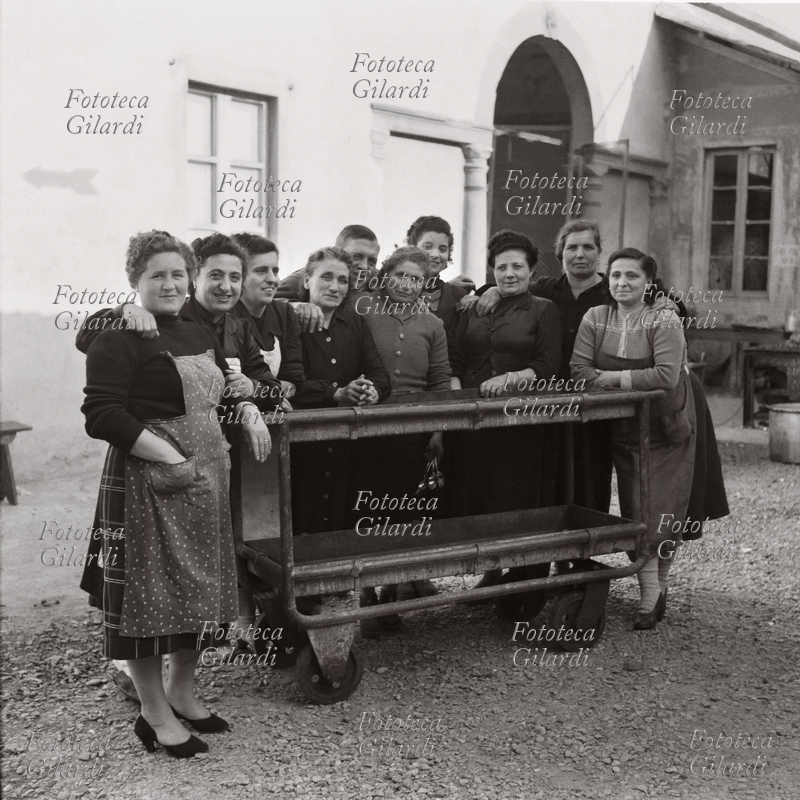 MESTIERI Firenze, lotta alla Pignone: lavoratrici addette alla mensa dello stabilimento, con diverse mansioni di cucina e di servizio, fotografate nel cortile accanto alle cucine. Quando la proprietà ha deciso di licenziare tutti e serrare l\