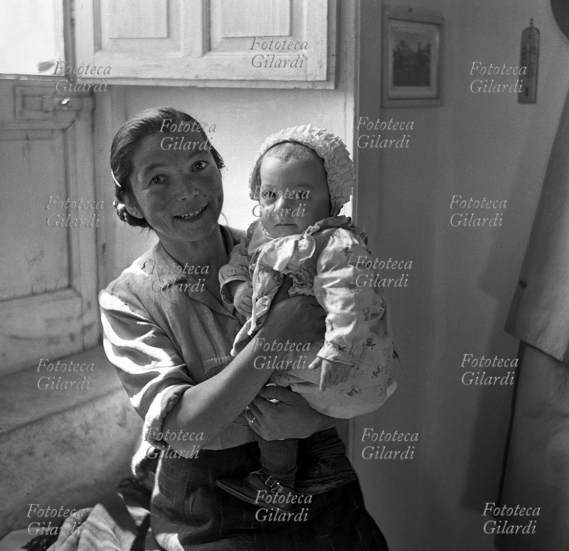 MATERNITÀ Una donna con infante, ritratta nella sala d\