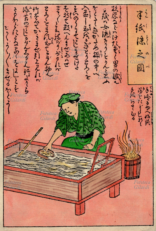 CARTA Le strisce di corteccia di gelso papirifero immerse in una grande vasca vengono amalgamate per preparare l\