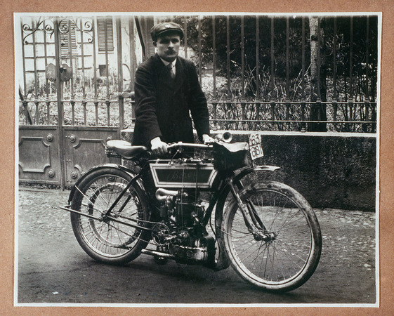 BICICLETTA A MOTORE 1910 CIRCA BICICLETTA A MOTORE 1910 CIRCA