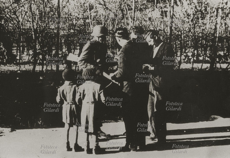 II GUERRA MONDIALE Resistenza, blocchi tedeschi lungo le strade del Veneto. Si controllano i documenti. Italia, inverno 1944