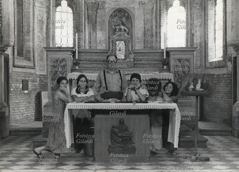 Ando GILARDI (8 giugno 1921 - 5 marzo 2012) ha voluto farsi ritrarre così: nella chiesa sconsacrata di San Samuele, mimando sull\