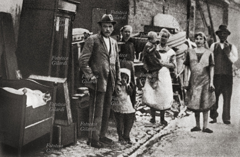 GERMANIA Ondata di sfratti a Berlino in conseguenza della inflazione: gente per strada con i mobili sfrattati dagli appartamenti. Germania, 1925