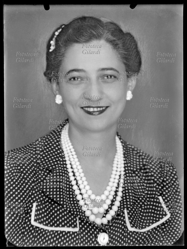 Ghitta CARELL (20 settembre 1899 – 18 gennaio 1972). Fotografa ungherese naturalizzata italiana, nata a Szatmar da genitori israeliti, si trasferì giovanissima a Firenze (1924) dove iniziò la professione di fotografa. Successivamente, a Roma, fu la fotografa ufficiale dei reali d\