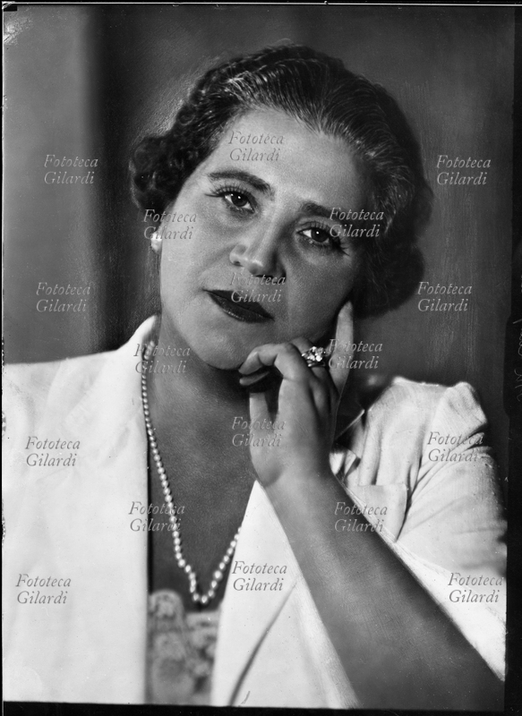 Teresa CAMPILLI, moglie di Pietro, onorevole politico democristiano e ministro della Repubblica italiana. Ritratto fotografico di Ghitta Carell (20 settembre 1899 – 18 gennaio 1972), ritrattista ufficiale dei reali d\