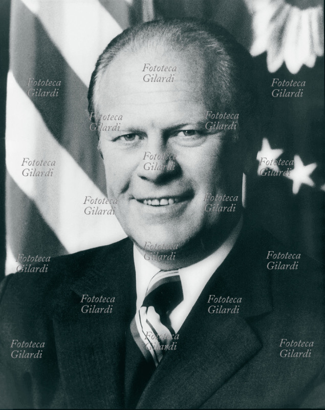Gerald Rudolph FORD (14 luglio 1913 – 26 dicembre 2006) 38° presidente degli Stati Uniti dal 1974 al 1977 per il Partito Repubblicano; subentrato alla vicepresidenza per nomina di Richard Nixon nel 1973 alle dimissioni di Spiro Agnew, arrivò alla presidenza dopo quelle dello stesso Richard Nixon per evitare l\