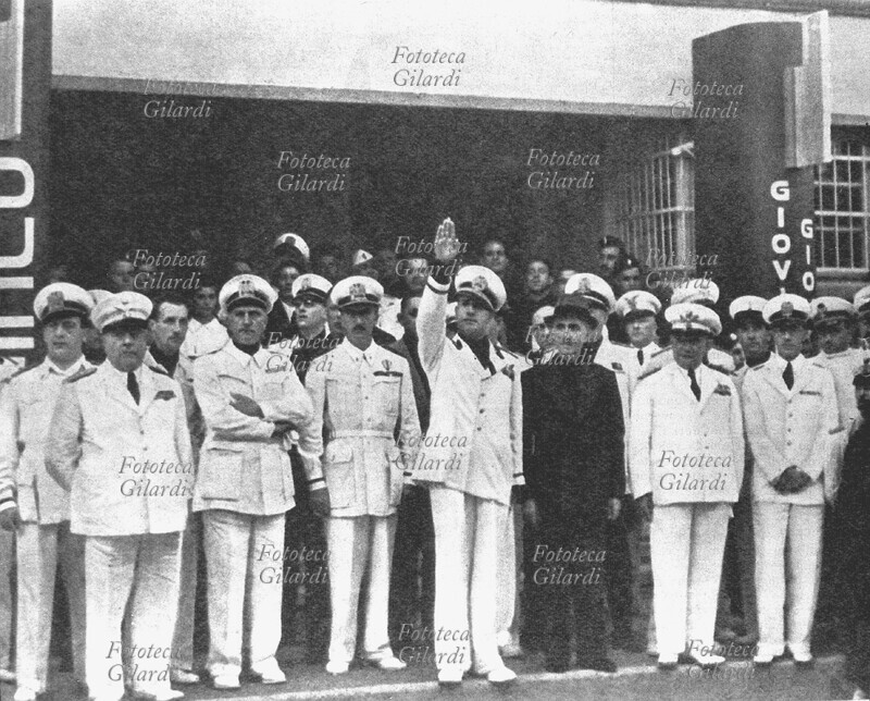 II G.M. ALBANIA Galeazzo Ciano (18 marzo 1903 – 11 gennaio 1944), con il primo ministro albanese Shefqet Vërlaci (15 dicembre 1877 – 21 luglio 1946), saluta la folla romanamente. Tirana, 19-20 agosto 1939.