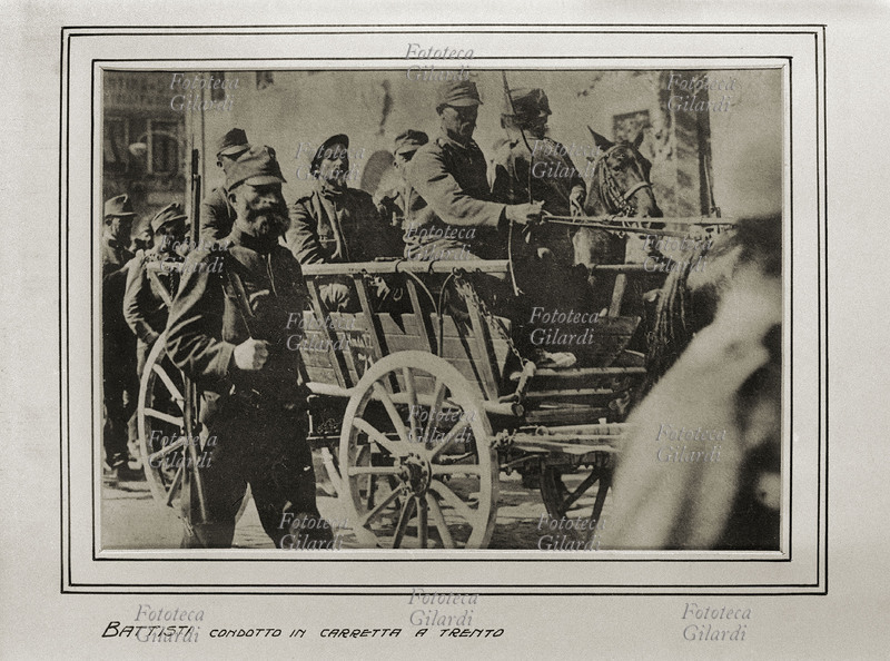 Cesare BATTISTI (1875-1916) condotto in carretta a Trento. Per l\