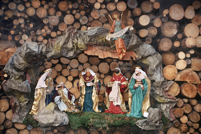 PRESEPIO con statuine in legno e stoffa, di fattura manuale altoatesina, esposto in occasione della manifestazione "10 anni dei \