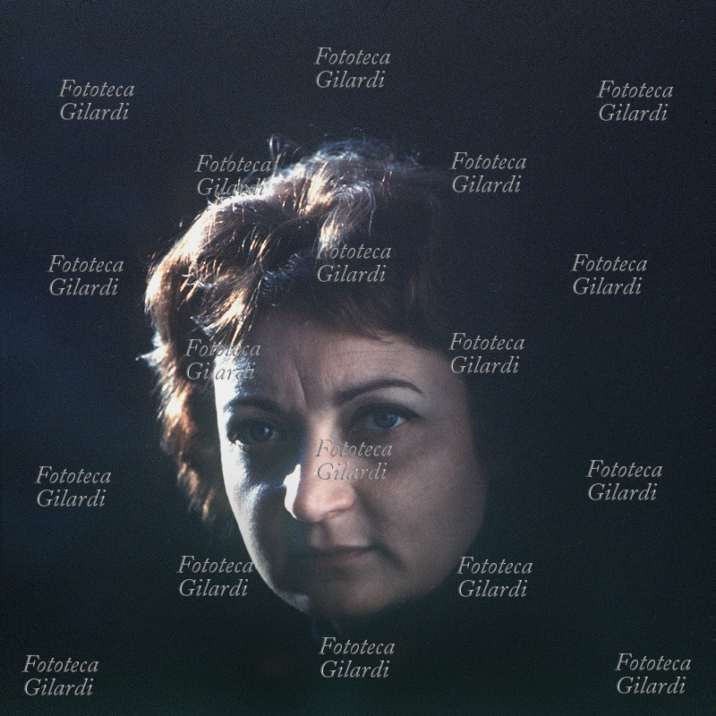 Luciana BARBARINO (16 dicembre 1927 – 7 aprile 2014) moglie e compagna di lavoro di Ando Gilardi, cofondatrice della Fototeca Storica Nazionale; ritratto fotografico in primo piano. Fotografia di Ando Gilardi (1921-2012) #andogilardi, Roma, 1967.