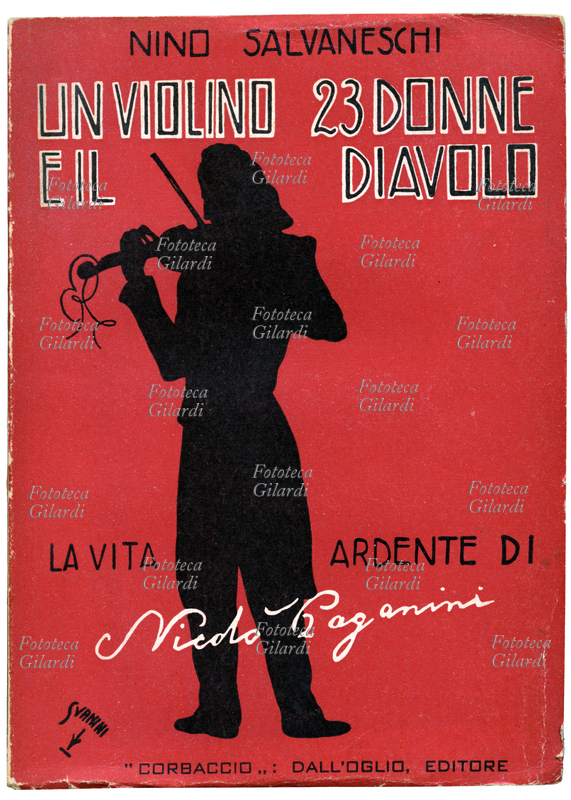Niccolò PAGANINI (27 ottobre 1782 – 27 maggio 1840), silhouette in copertina del libro biografico "Un violino 23 donne e il diavolo - la vita ardente di Nicolò Paganini " di Nino Salvaneschi (3 dicembre 1886 – 24 novembre 1968). Le corde arricciolate del violino illustrano il vezzo che aveva talora di incidere tutte le corde tranne una, in modo che si spezzassero platealmente durante l\