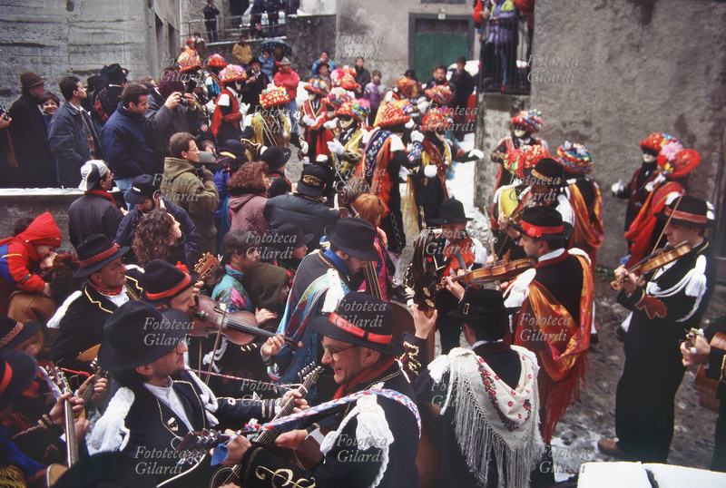 CARNEVALE DI BAGOLINO La Compagnia dei suonatori del Carnevale di Bagolino (Brescia), composta da violini, chitarre e bassetto, accompagna la danza rituale dei \