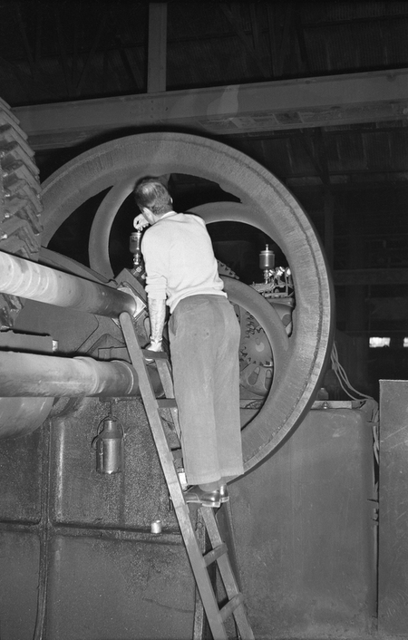 OPERAIO AL LAVORO OPERAIO AL LAVORO