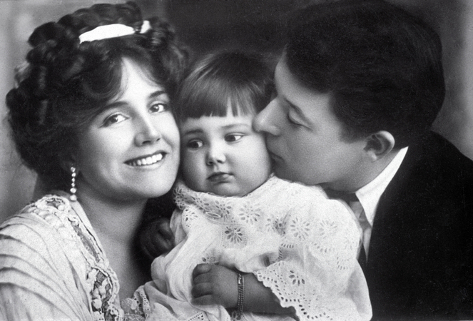 FAMIGLIA TENERO BACIO PATERNO FAMIGLIA TENERO BACIO PATERNO