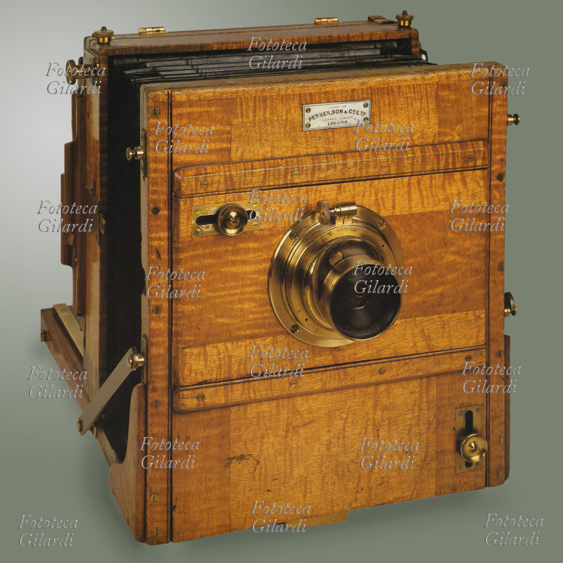 STORIA DELLA FOTOGRAFIA Camera da viaggio, una delle prime pieghevoli. Perken, Son & Co. LTD, Londra, 1870 circa.