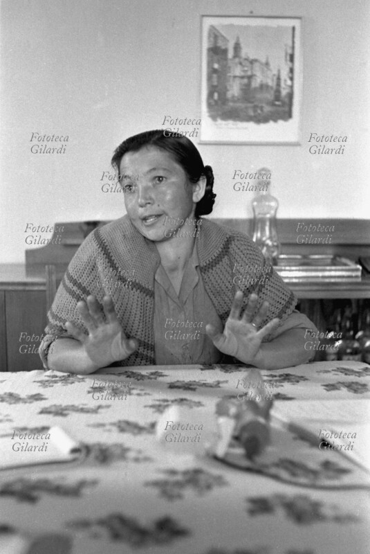 ALBANO DI LUCANIA (PZ) una donna racconta un episodio di affatturazione. Sequenza fotografica (2ª di 8, vedi anche: 5566, 5565, 5564). Il colloquio si svolge in casa del medico del paese, durante l\