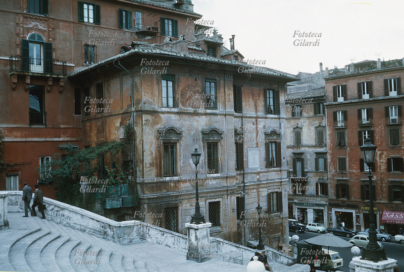 ROMA La casa rossa ove abitò e morì John Keats, adiacente la scalinata di Trinità dei Monti. Fotografia di Luciana Barbarino Gilardi (1927-2014), Roma 1966.