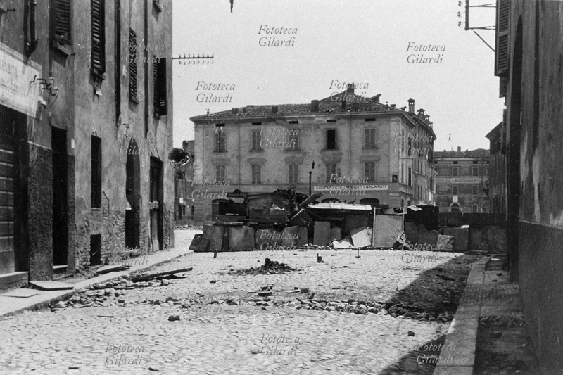 ITALIA Parma: insurrezione popolare contro il fascismo. Barricate a piazzale Inzani, davanti la Cooperativa Impiegati e Salariati, Per le strade della città le barricate sono difese dagli Arditi del Popolo contro le bande fasciste di Italo Balbo, agosto 1922