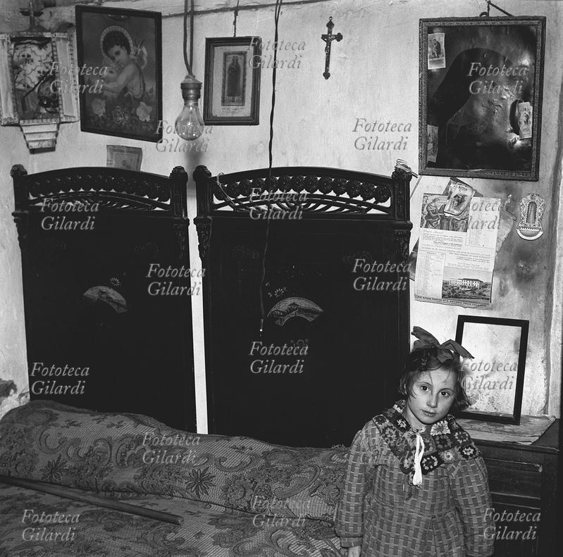 BAMBINA in posa accanto al letto matrimoniale dei genitori, nell\