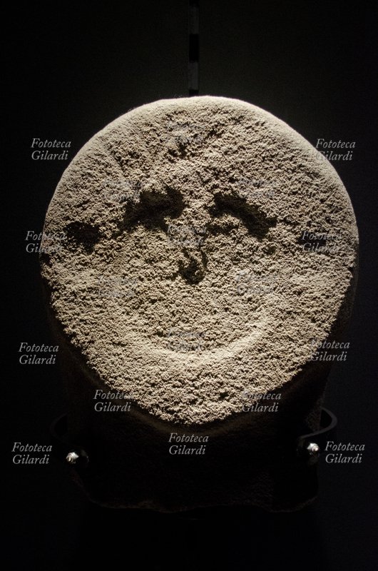 PREISTORIA Venelia I, volto umano, statua stele di epoca eneolitica rinvenuta a Licciana Nardi (MS). Questo genere di monumento di tipo antropomorfo in pietra arenaria rientra nel fenomeno del megalitismo, comune alle popolazioni pre/protostoriche dell\