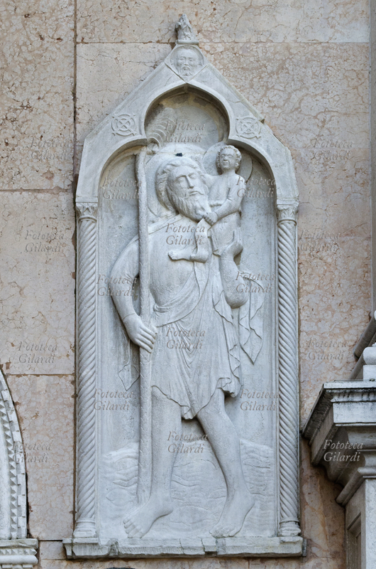 VENEZIA edicola con rilievo di San Cristoforo, il volto di Cristo e il simbolo della confraternita, due cerchi intersecati dalla croce, a destra del portale d\