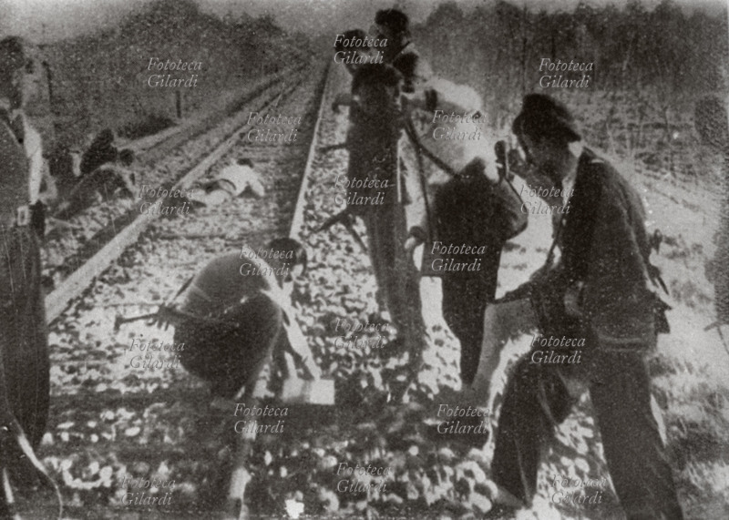 RESISTENZA 1944 Emilia: sabotaggio da parte dei partigiani delle linee ferroviarie nella zona di modena.