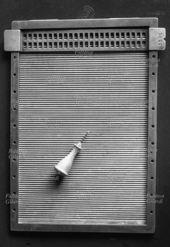 BRAILLE Tavoletta, regolo e punteruolo usati per la scrittura Braille. Questo sistema alfabetico per non vedenti fu inventato da Louis Braille (1809-1852).