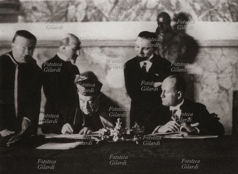 PATTI LATERANENSI Il card. Pietro Gasparri firma il trattato in rappresentanza di Pio XI. Italia, 11 febbraio 1929