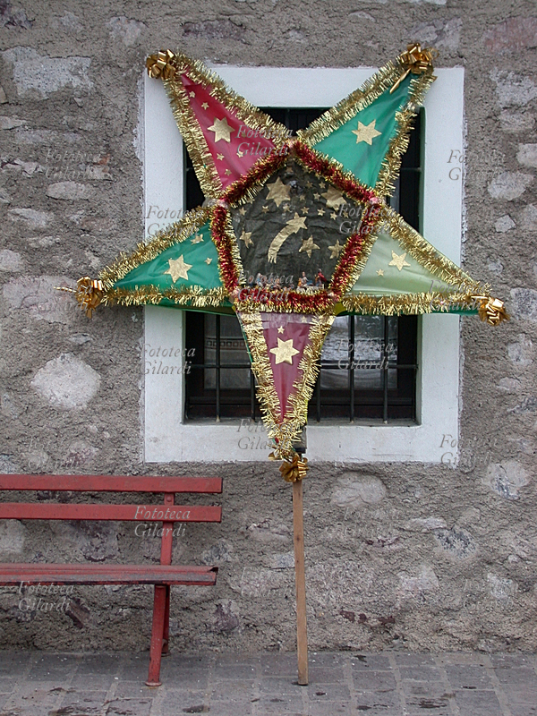 TRADIZIONI POPOLARI La stella dei cantori di Idro (Brescia) durante una pausa (le luci interne sono spente) appoggiata ad un muro. Per la ricorrenza dell\