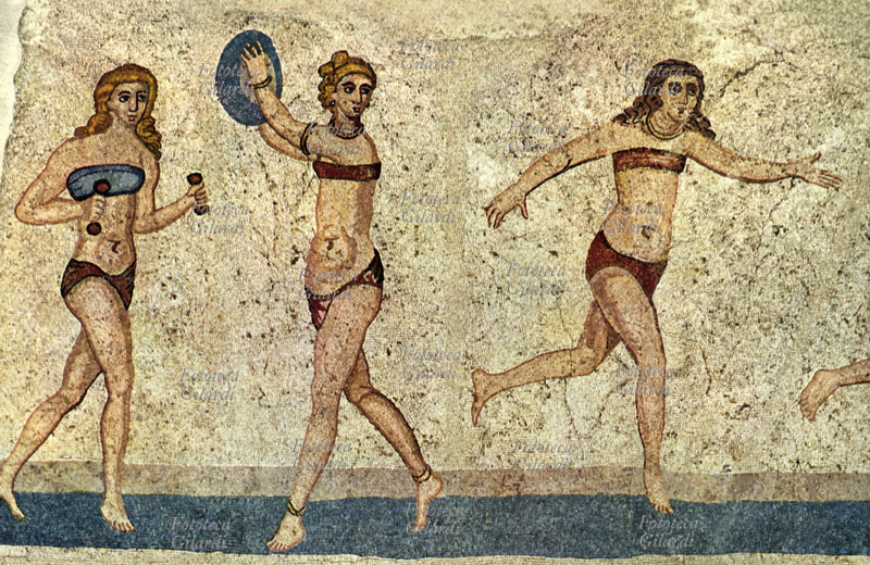 ANTICA ROMA Fanciulle che si esercitano ai giochi (pesi, lancio del disco, corsa). Dettaglio da mosaico pavimentale, Camera delle Dieci fanciulle; sito archeologico UNESCO. Villa Romana del Casale, comune di Piazza Armerina (EN), Sicilia, III-IV secolo.