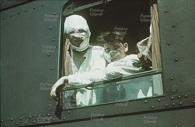 II G.M. U.R.S.S Soldati italiani feriti, provenienti dal fronte russo, vengono rimpatriati. Nella foto sono raffigurati in un convoglio in sosta, in una stazione polacca. Rara testimonianza fotografica a colori di Gianfranco Ucelli (Battaglione Aquila, 3° Art. Alpini) reduce sopravvissuto alla tragica spedizione in Russia. Polonia, primavera 1943.