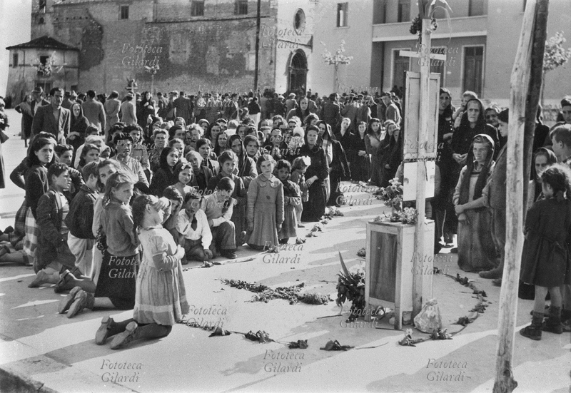 ECCIDIO DI CELANO (AQ) il popolo ai funerali delle vittime. I fatti: nel corso di una manifestazione di braccianti, dalla folla partono dei sassi, polizia e carabinieri prima sparano in aria e poi a terra, mentre dagli altri tre lati della piazza fascisti, Guardie Comunali e Giurate al servizio dei principi Torlonia sparano anche loro, Antonio Berardicuti e Agostino Parvis rimangono uccisi e altri 13 dimostranti vengono feriti. Il comunista Antonio D\