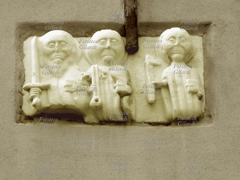 PALIOTTO SIGISMONDI lastra raffigurante San Paolo (4 – 67 circa) con la spada simbolo del suo passato militare, San Pietro (I secolo a.C. – 29 giugno 64 o 67 d.C.) con le chiavi del Regno dei Cieli e San Giacomo Maggiore (? - 44) con il bordone da pellegrino e il libro, bassorilievo XI secolo