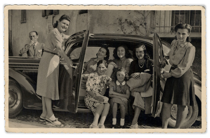 GRUPPO FEMMINILE IN PARTENZA PER LE VACANZE ESTIVE 1949 CIRCA GRUPPO FEMMINILE IN PARTENZA PER LE VACANZE ESTIVE 1949 CIRCA