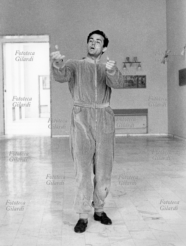 GESTI Vittorio Gassman (1° settembre 1922 – 29 giugno 2000) esegue l\