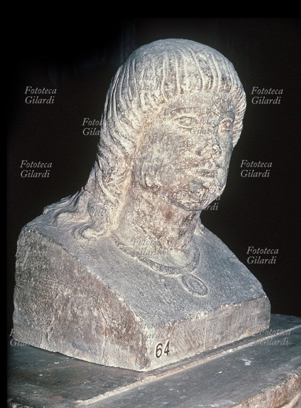 ANTICA ROMA Testa di Germano non meglio identificato. Popolazione indoeuropea, originaria della Scandinavia, Jutland e Germania, cominciò ad espandersi in centro Europa verso il Mediterraneo nei primi secoli del primo millennio. Le stirpi più note: Vandali, Goti, Longobardi, Sassoni, Frisoni, Ostrogoti, Visigoti... etc., busto in pietra, s.d.