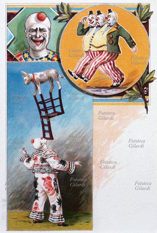 CIRCO clown bianco giocoliere esegue il numero in collaborazione del suo cane-equilibrista, un altro clown con un pon pon rosso in testa fa la linguaccia, e nel tondo un grottesco pagliaccio a tre teste e tre gambe cammina allegramente. Cromolitografia di Oskar Roick (1870-1926), Torino 1900.