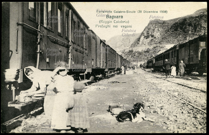 TERREMOTO Calabro-Siculo del 1908. Bagnara (Calabria) profughi nei vagoni messi a disposizione dalla ferrovia come rifugio d\
