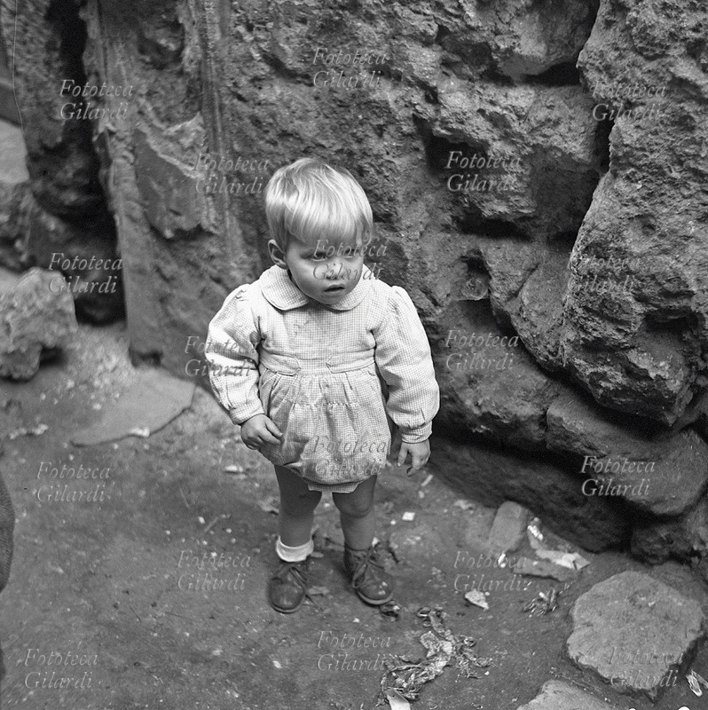 BAMBINA bionda, di età intorno all\