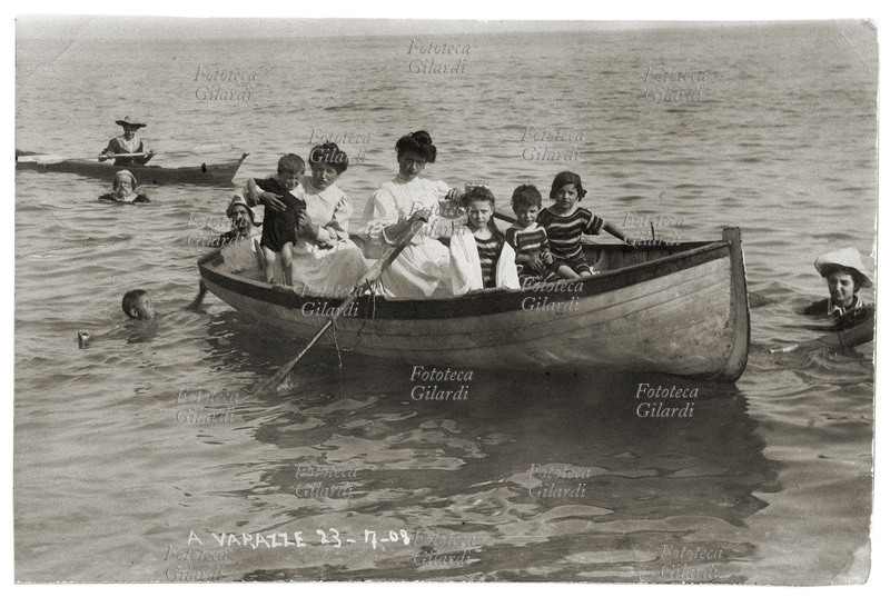 VACANZE al mare. Due giovani mamme portano in bambini in gita in barca. Varazze (SV) 1908