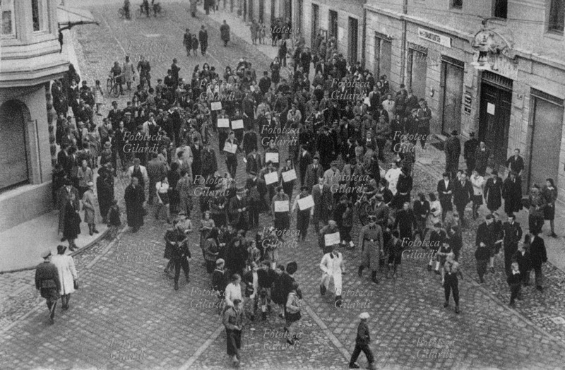 II GUERRA MONDIALE Prima immagine di una sequenza fotografica. Partigiani di un battaglione della Savinja (Slovenia) vengono catturati e giustiziati insieme ad altri detenuti nel carcere Celje. In questo fotogramma: l\