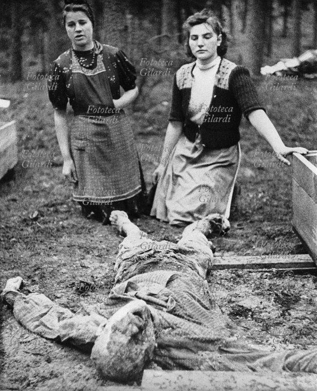NAZISMO Signore tedesche del ceto medio costrette dagli Alleati a seppellire i deportati morti. Campo di concentramento di Soltau, Germania, 1945.