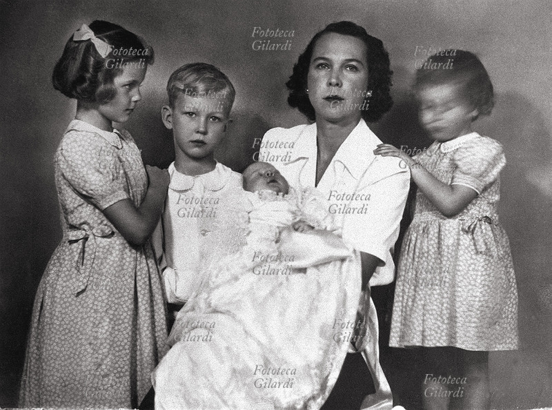 MARIA JOSÉ del Belgio (4 agosto 1906 – 27 gennaio 2001) Marie José Carlotta Sophia Amelia Enrichetta Gabriella di Sassonia Coburgo-Gotha, Principessa consorte del Piemonte in quanto moglie del futuro Umberto II dal 1930, e i figli Maria Pia (24 settembre 1934) Principessa di Savoia, Vittorio Emanuele (12 febbraio 1937 – 3 febbraio 2024) Principe di Napoli, Maria Gabriella (24 febbraio 1940) Principessa di Savoia, con l\